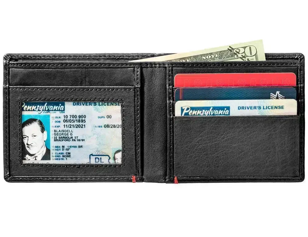 Cartera de cuero negro con diseño de placa metálica en forma de pica Cartera de cuero negro con diseño de placa metálica en forma de pica