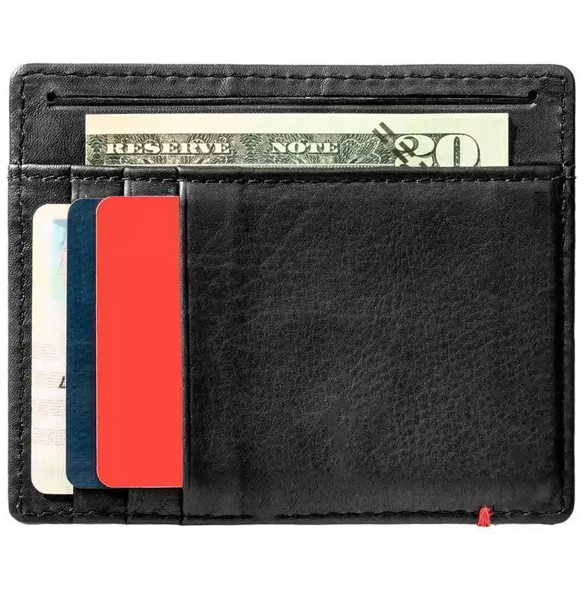 Cartera de cuero negro con diseño de placa metálica en forma de pica Cartera de cuero negro con diseño de placa metálica en forma de pica