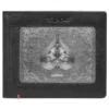 Cartera de cuero negro con diseño de placa metálica en forma de pica Cartera de cuero negro con diseño de placa metálica en forma de pica