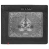 Cartera de cuero negro con diseño de placa metálica en forma de pica Cartera de cuero negro con diseño de placa metálica en forma de pica