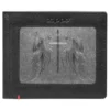 Cartera de cuero negro: diseño con placa metálica «Cross Wings» Cartera de cuero negro: diseño con placa metálica «Cross Wings»