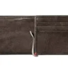 Cartera de piel color moca – Diseño con placa metálica vikinga Cartera de piel color moca – Diseño con placa metálica vikinga