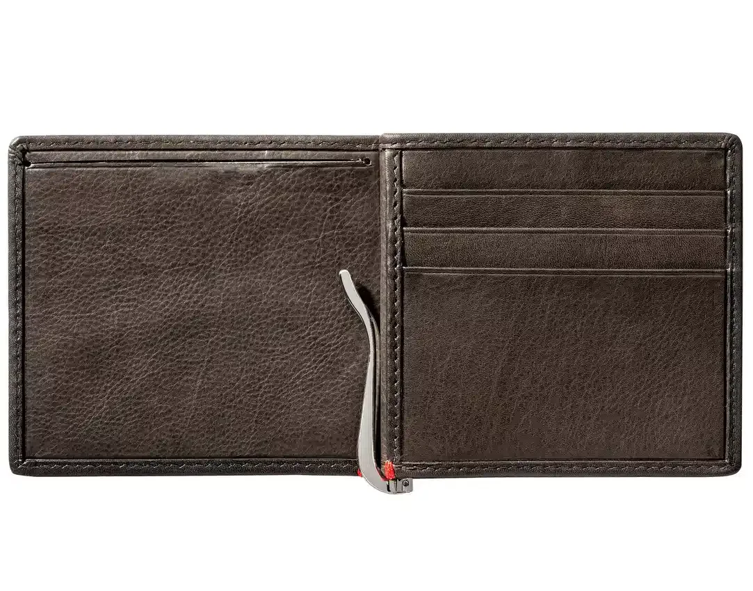 Cartera de piel color moca – Diseño con placa metálica vikinga Cartera de piel color moca – Diseño con placa metálica vikinga