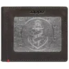Cartera de piel color moca con diseño de placa metálica con ancla Cartera de piel color moca con diseño de placa metálica con ancla