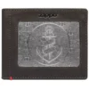 Cartera de piel color moca con diseño de placa metálica con ancla Cartera de piel color moca con diseño de placa metálica con ancla