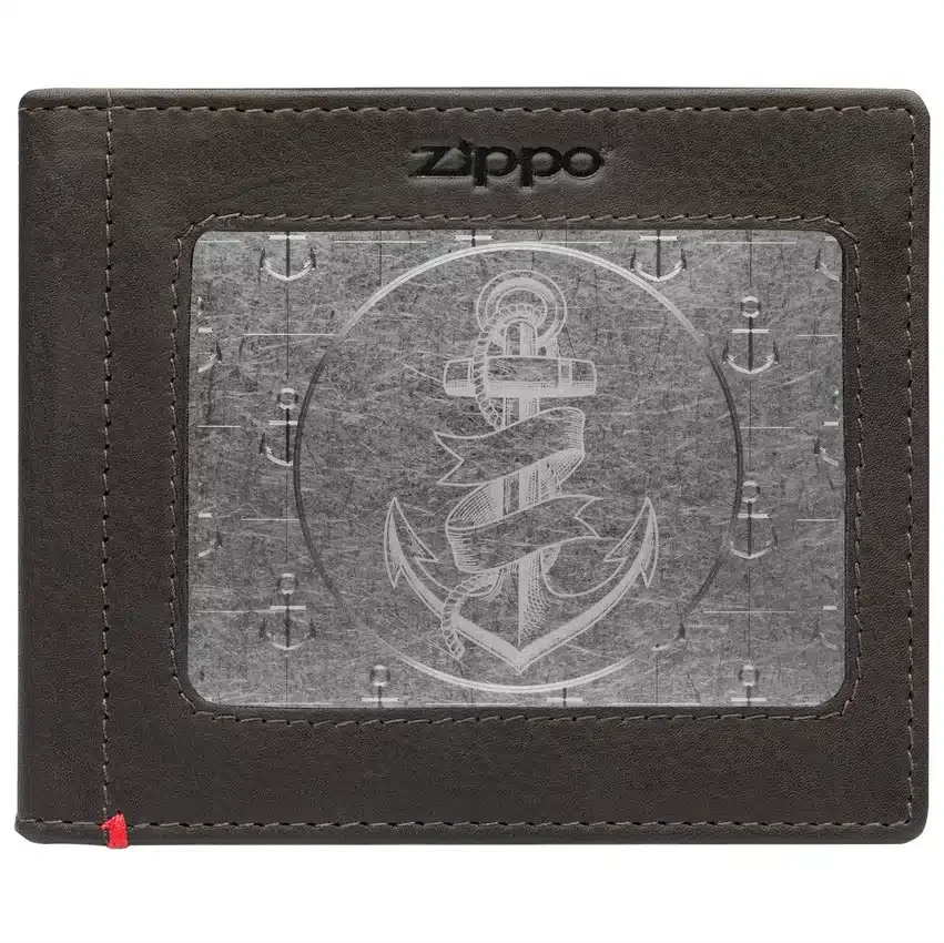 Cartera de piel color moca con diseño de placa metálica con ancla Cartera de piel color moca con diseño de placa metálica con ancla