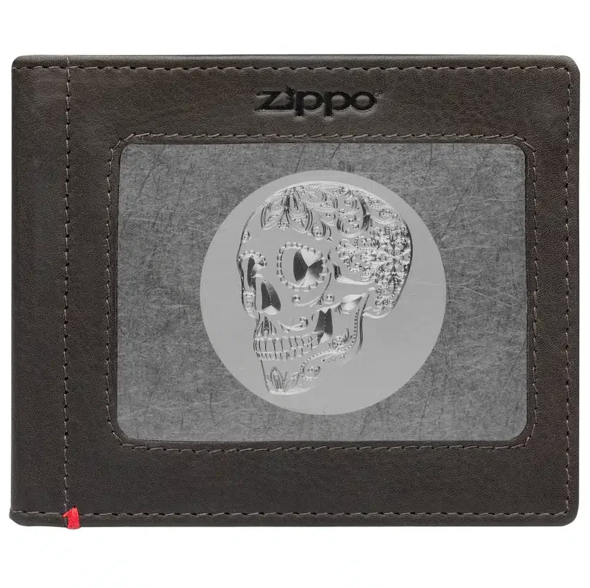 Cartera de piel color moca con diseño de placa metálica con calavera Cartera de piel color moca con diseño de placa metálica con calavera