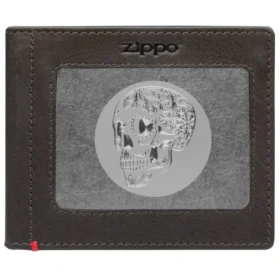 Cartera de piel color moca con diseño de placa metálica con calavera