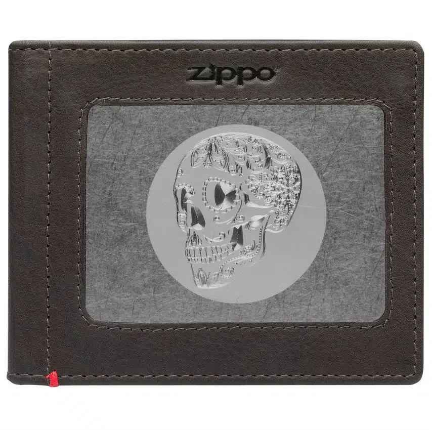 Cartera de piel color moca con diseño de placa metálica con calavera Cartera de piel color moca con diseño de placa metálica con calavera