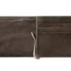 Cartera de piel color moca – Diseño con placa metálica Bass Cartera de piel color moca – Diseño con placa metálica Bass