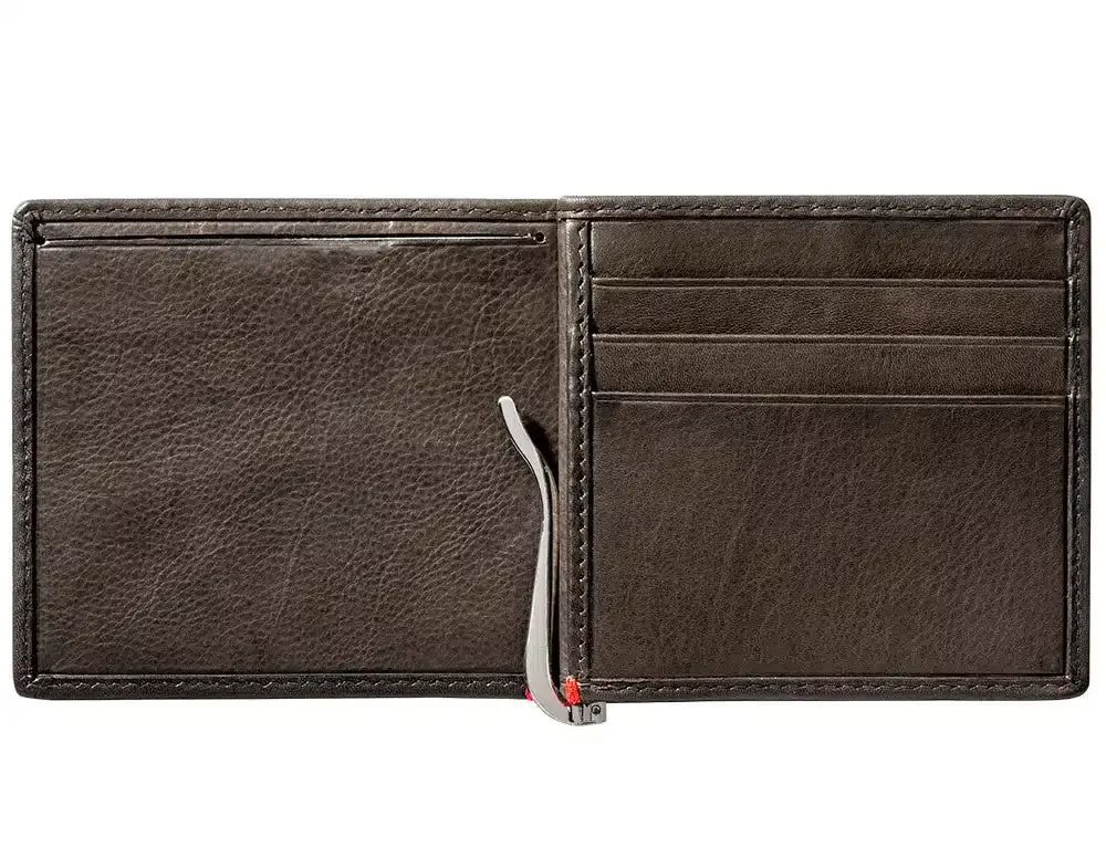 Cartera de piel color moca – Diseño con placa metálica Bass Cartera de piel color moca – Diseño con placa metálica Bass