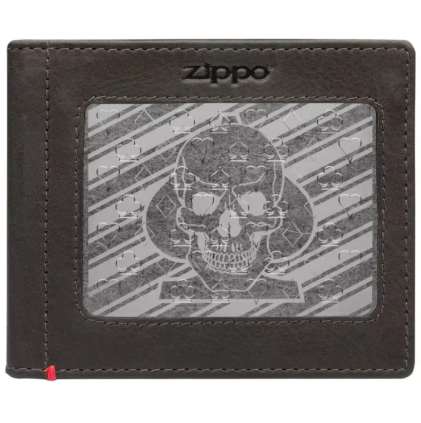 Cartera de piel color moca – Diseño con placa metálica de calavera y pica Cartera de piel color moca – Diseño con placa metálica de calavera y pica