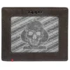 Cartera de piel color moca – Diseño con placa metálica de calavera y pica Cartera de piel color moca – Diseño con placa metálica de calavera y pica