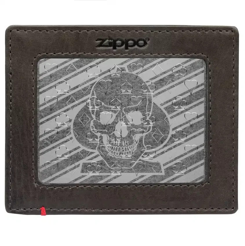 Cartera de piel color moca – Diseño con placa metálica de calavera y pica Cartera de piel color moca – Diseño con placa metálica de calavera y pica