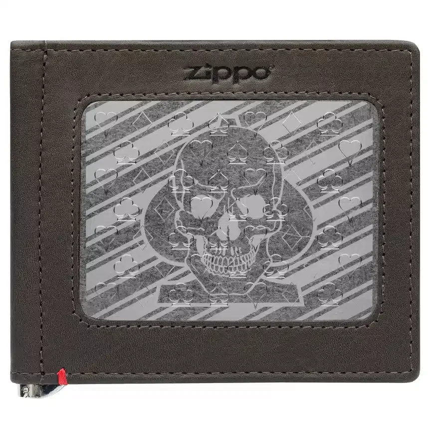 Cartera de piel color moca – Diseño con placa metálica de calavera y pica Cartera de piel color moca – Diseño con placa metálica de calavera y pica