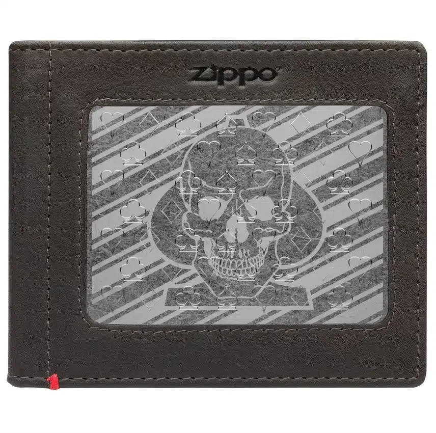 Cartera de piel color moca – Diseño con placa metálica de calavera y pica Cartera de piel color moca – Diseño con placa metálica de calavera y pica