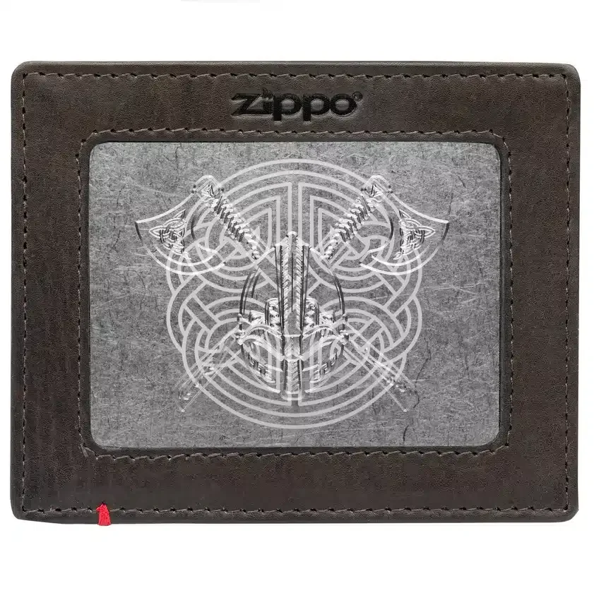 Cartera de piel color moca – Diseño con placa metálica vikinga Cartera de piel color moca – Diseño con placa metálica vikinga