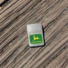 Diseño con el logotipo verde musgo de John Deere