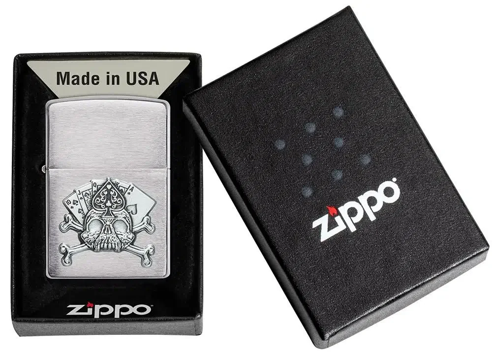 Diseño con emblema de calavera y naipes Diseño con emblema de calavera y naipes