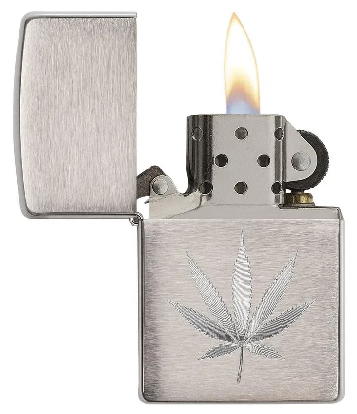 Diseño cromado con hoja de marihuana Diseño cromado con hoja de marihuana