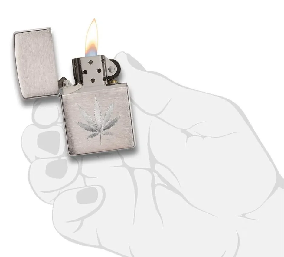 Diseño cromado con hoja de marihuana Diseño cromado con hoja de marihuana