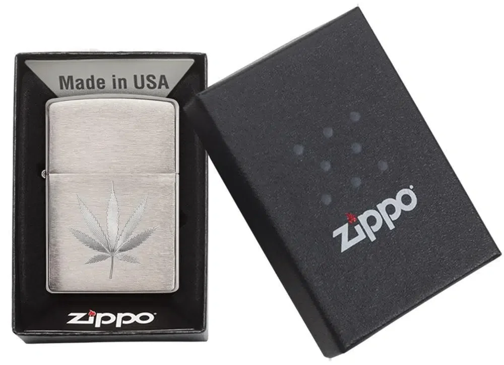 Diseño cromado con hoja de marihuana Diseño cromado con hoja de marihuana
