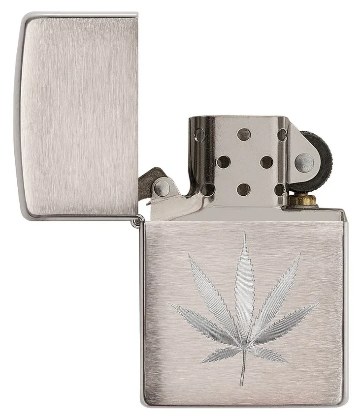 Diseño cromado con hoja de marihuana Diseño cromado con hoja de marihuana
