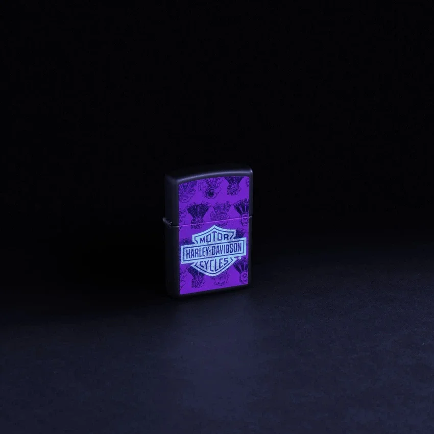 Diseño de motores Harley-Davidson® con luz negra Diseño de motores Harley-Davidson® con luz negra