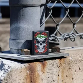Diseño de Poison con calavera y rosas
