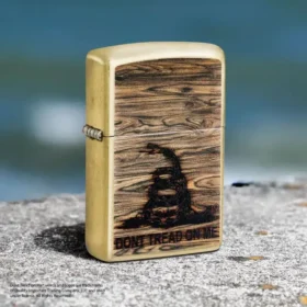 Diseño «Dont Tread On Me®» grabado en madera