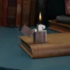 Emblema de cuero marrón – Diseño zippo Emblema de cuero marrón – Diseño zippo