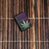 Hoja de marihuana iridiscente Hoja de marihuana iridiscente