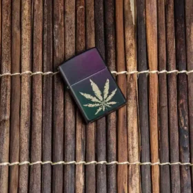 Hoja de marihuana iridiscente Hoja de marihuana iridiscente
