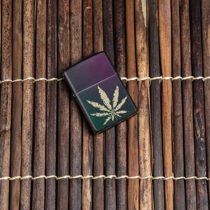 Hoja de marihuana iridiscente Hoja de marihuana iridiscente