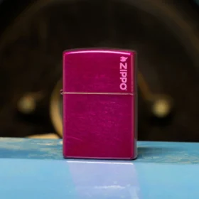 Logotipo Classic de Zippo en color frambuesa