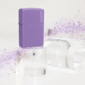 Logotipo Classic de Zippo en color lavanda ahumado
