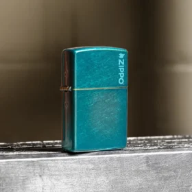 Logotipo Classic de Zippo en color verde azulado caramelo
