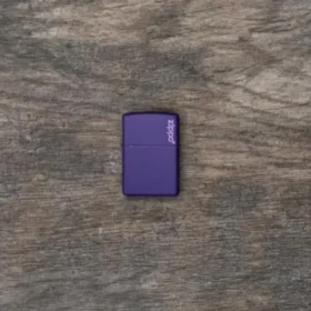 Logotipo Classic de Zippo en morado mate